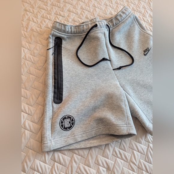 Nike Sportswear Tech Fleece ShortsDark Grey Heather/Black LA Clippers Sz.L - Picture 3 of 6